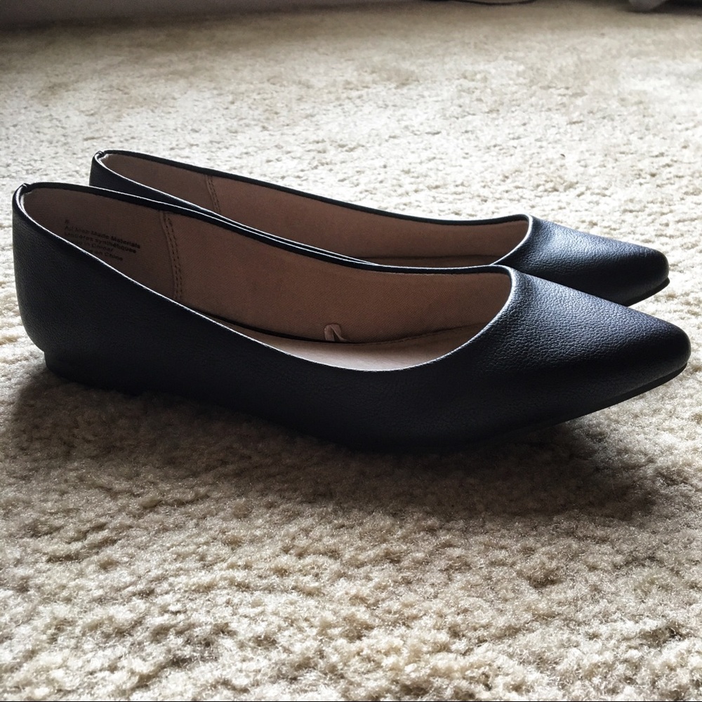 Size 8 black Express pointed flats